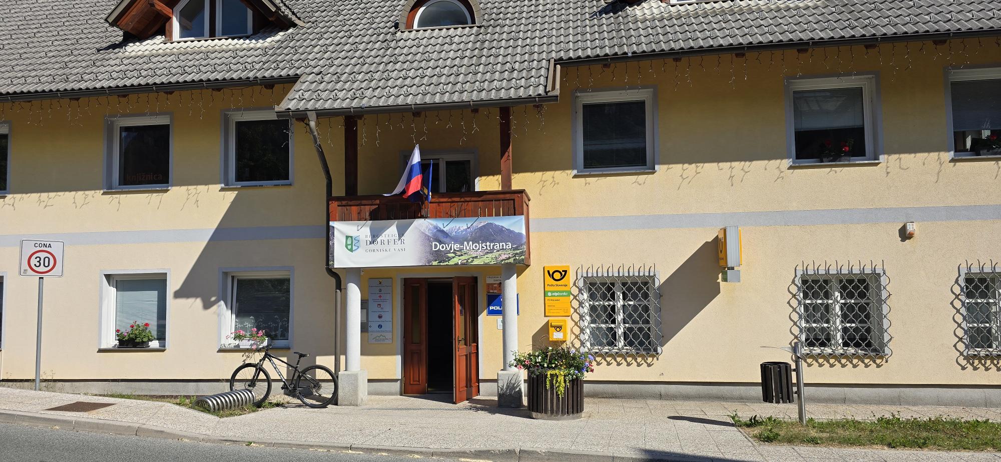 Vhod v stavbo KS Dovje-Mojstrana